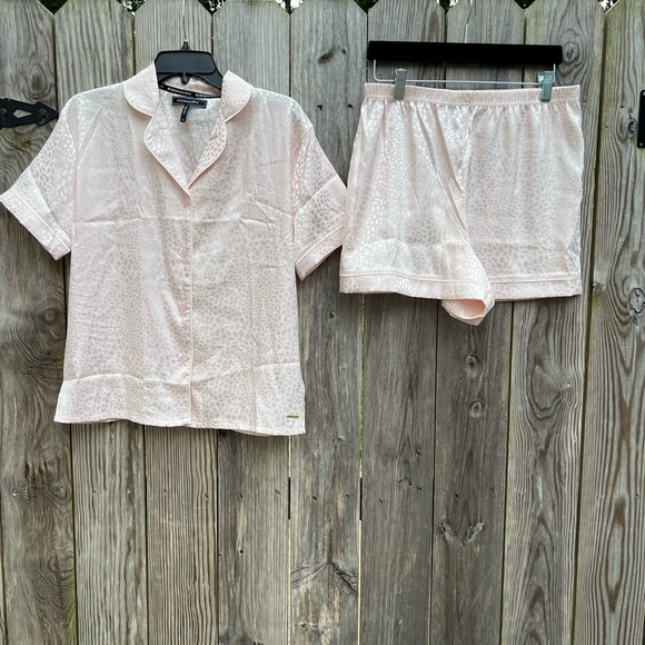 BCBGMaxazria Mauve Chalk Animal Jacquard Short Set Pajamas size Large NWT - Picture 2 of 13